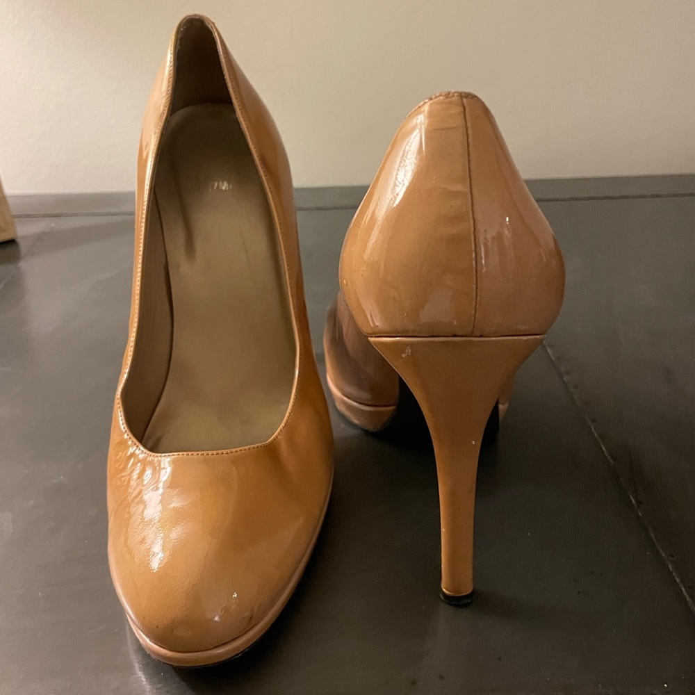 Stuart Weitzman Nude 4.5” Patent Leather Pumps 10 - Picture 3 of 12